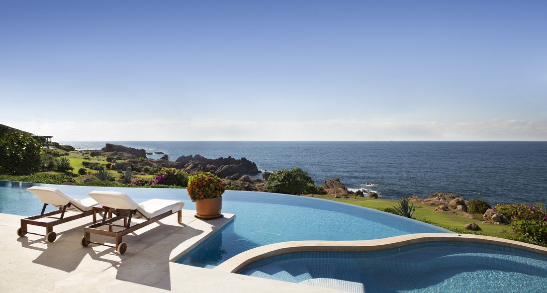 Alberca infinity sobre el océano en Four Seasons Resort Punta Mita