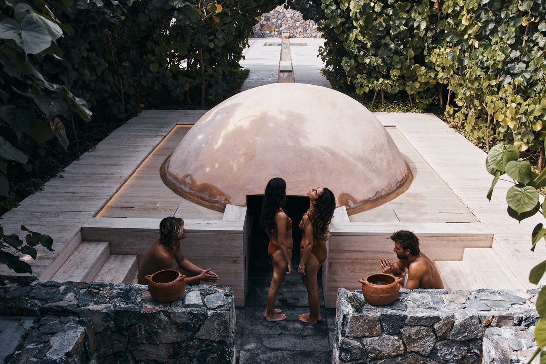 Temazcal de domo rodeado de vegetación en el spa de Tamarindo