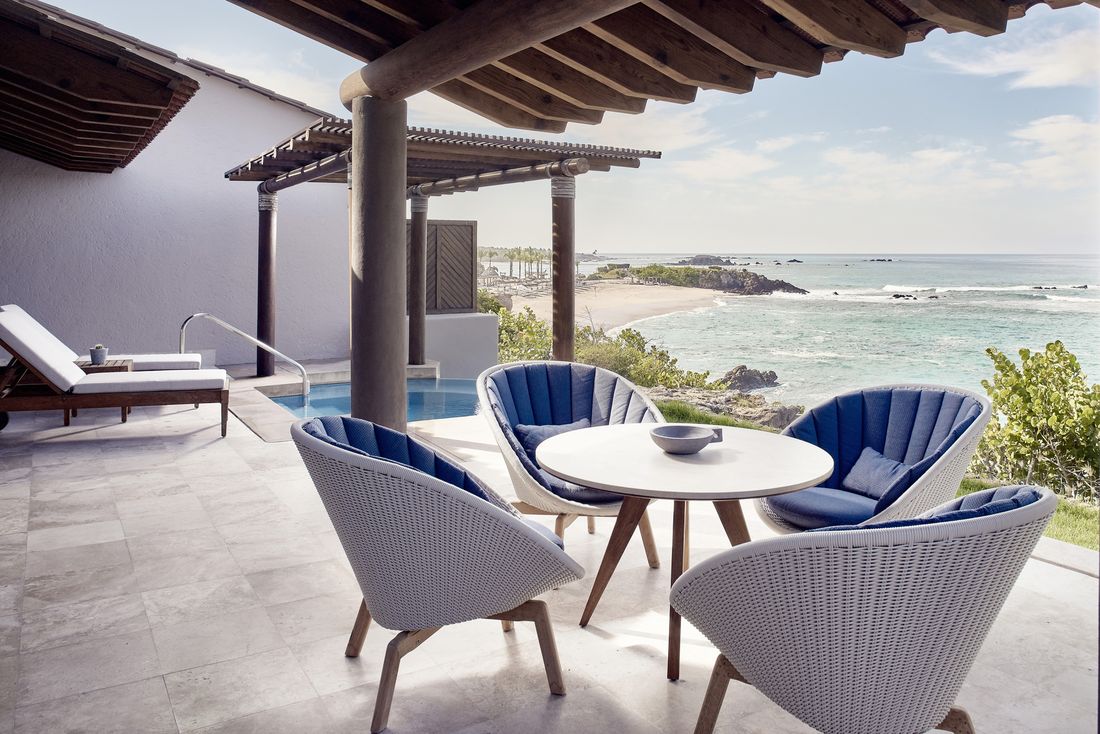 Terraza de suite con alberca privada frente a la bahía en Punta Mita