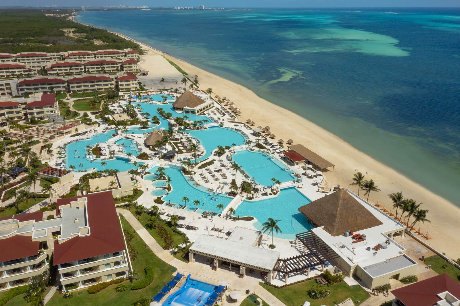 Vista aérea real de las albercas y playa de Moon Palace Cancún