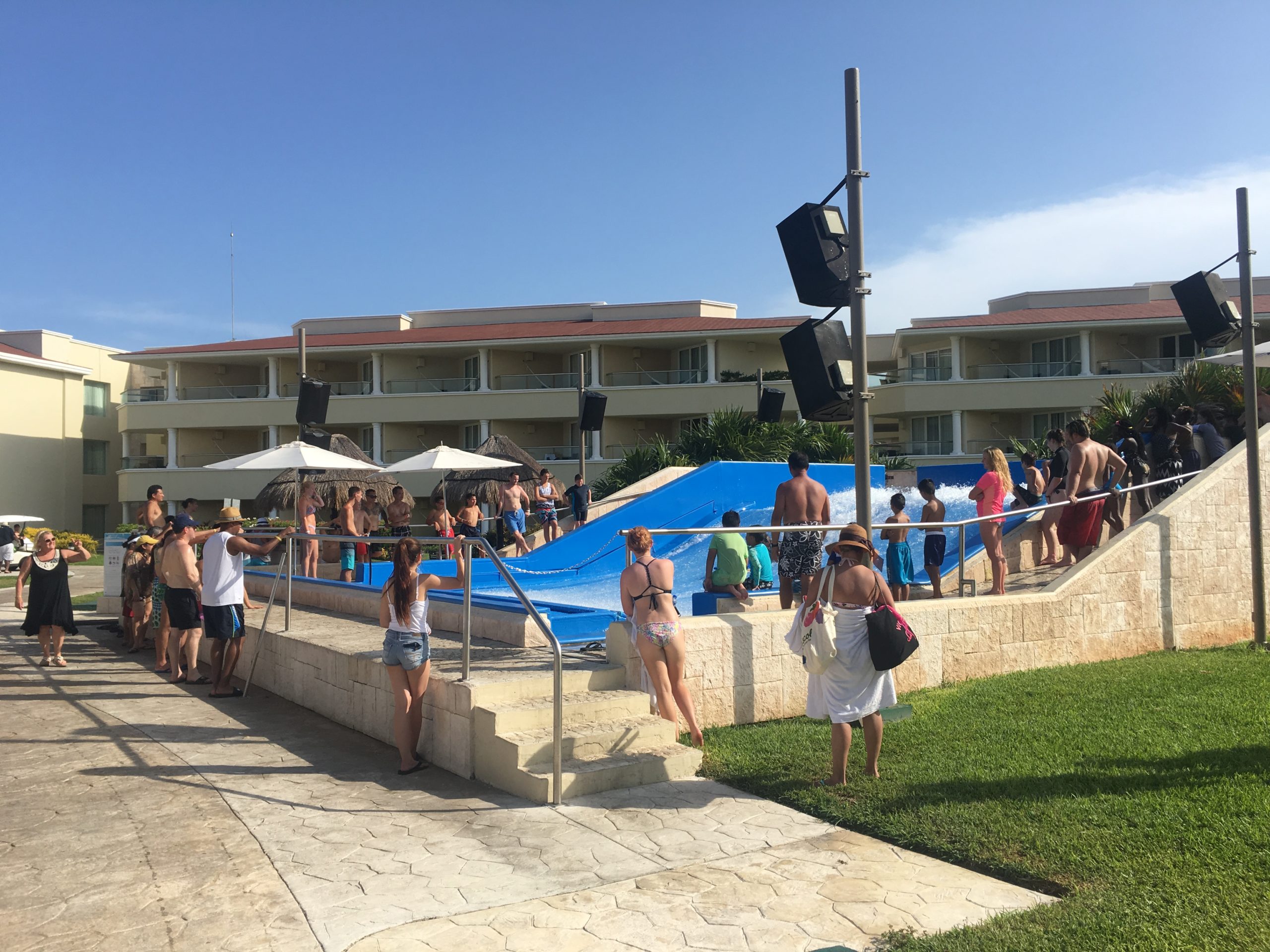 Huéspedes surfeando en el FlowRider de Moon Palace Cancún