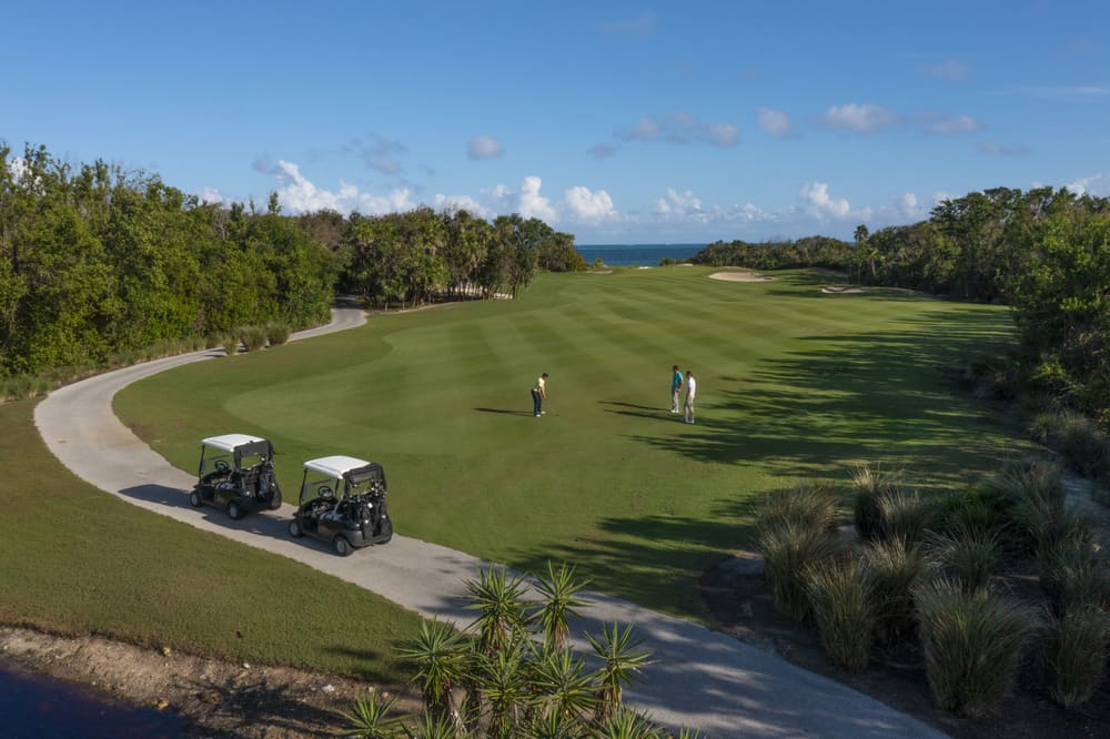 Campo de golf Jack Nicklaus con el mar Caribe de fondo