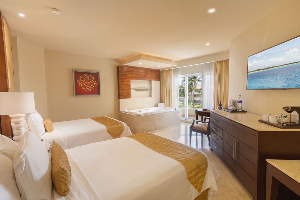 Suite familiar con dos camas dobles y jacuzzi en Moon Palace