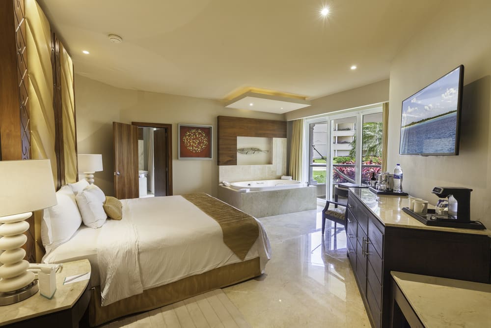 Suite con cama king y jacuzzi doble en Moon Palace Cancún