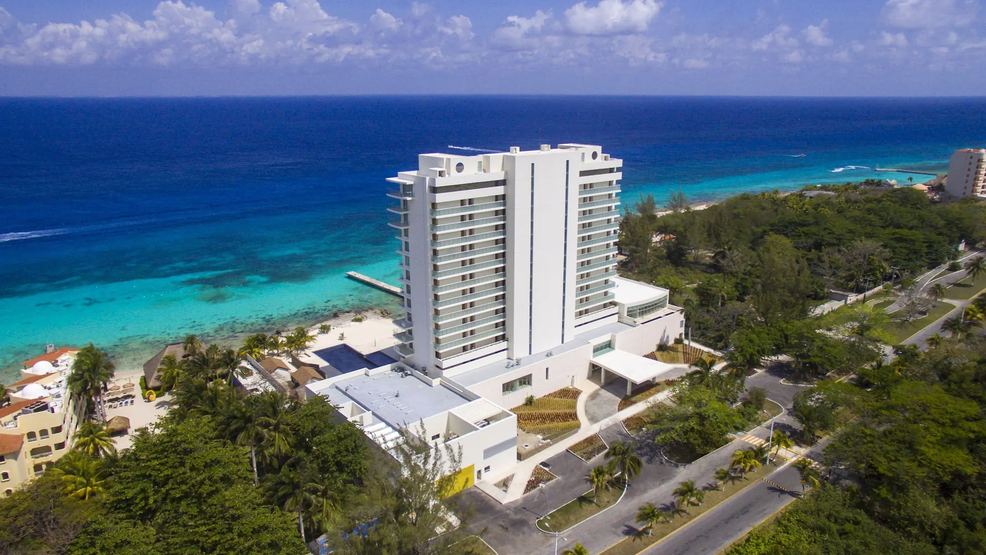 Vista aérea de la torre de The Westin Cozumel frente al Caribe