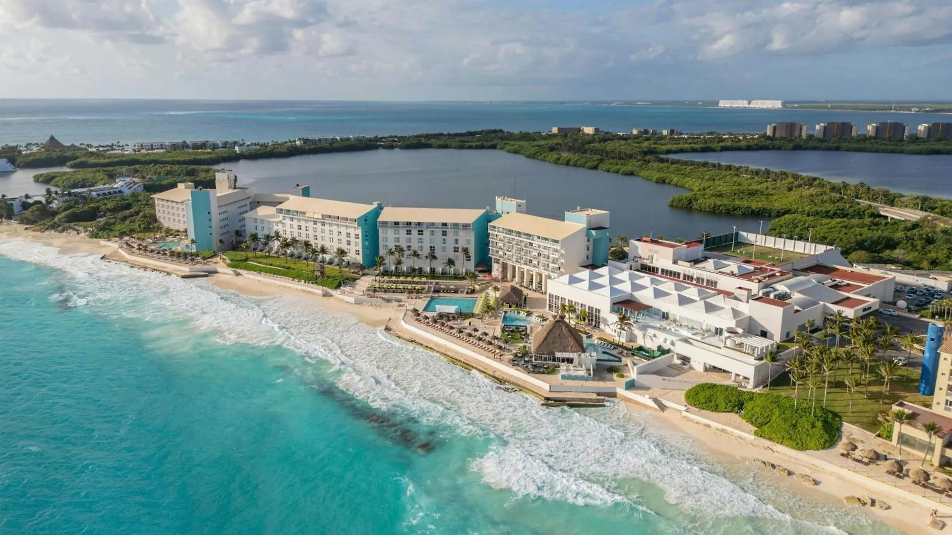 Vista aérea de The Westin Cancún Resort & Spa entre el mar Caribe y la laguna Nichupté