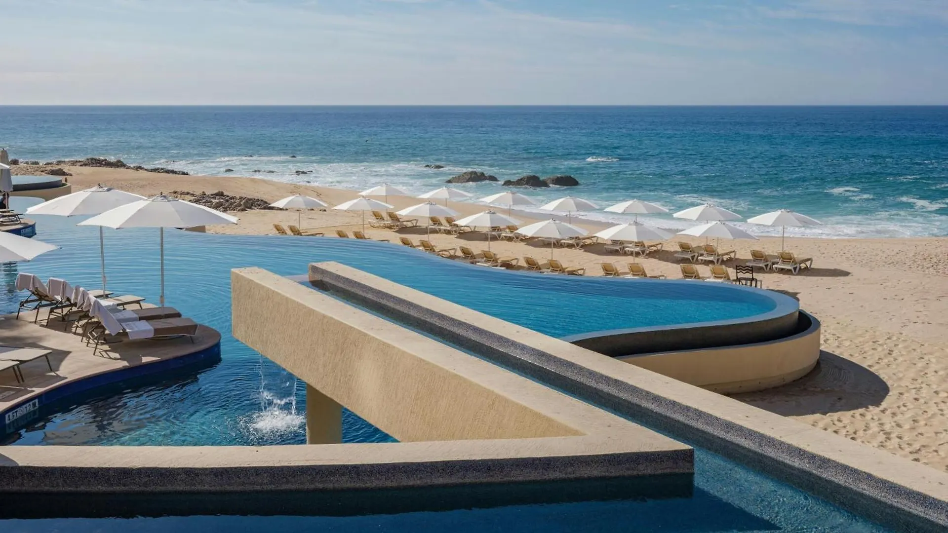 Alberca infinity frente al Mar de Cortés en The Westin Los Cabos Resort Villas & Spa
